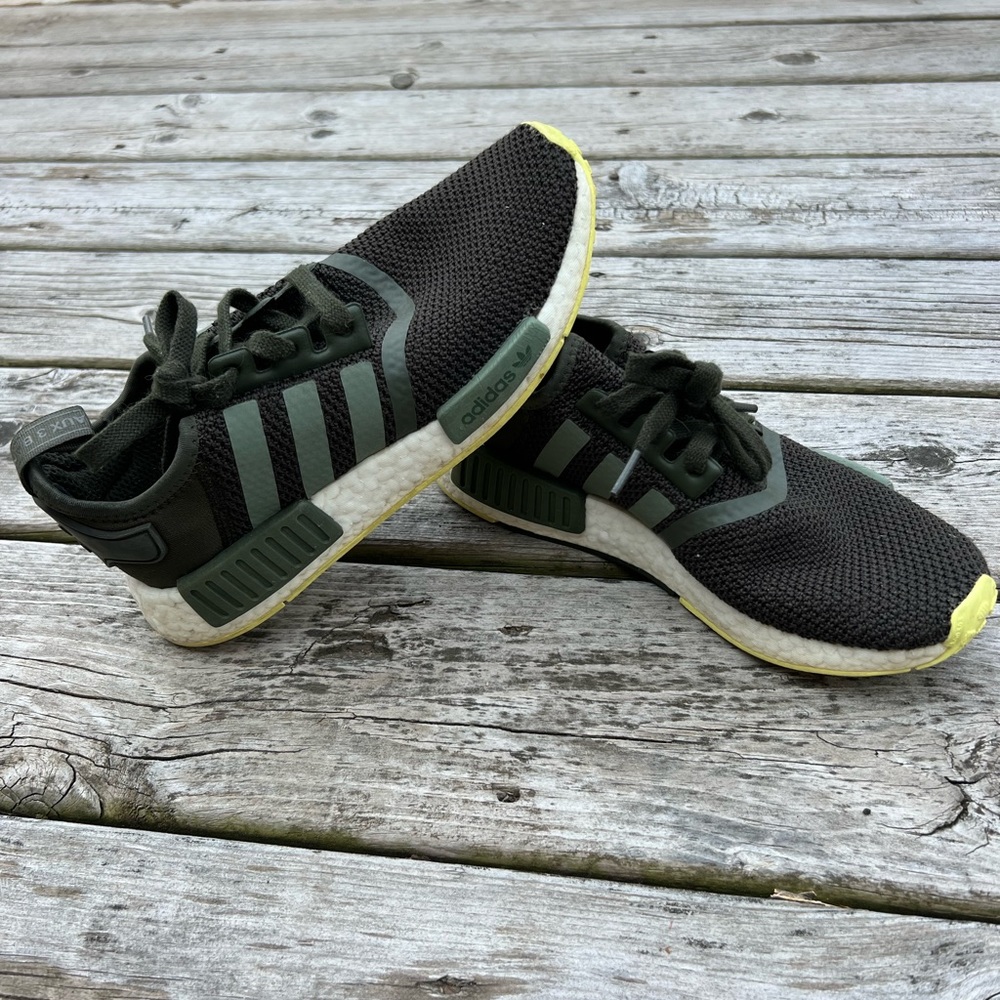Adidas boys size 6 sneakers